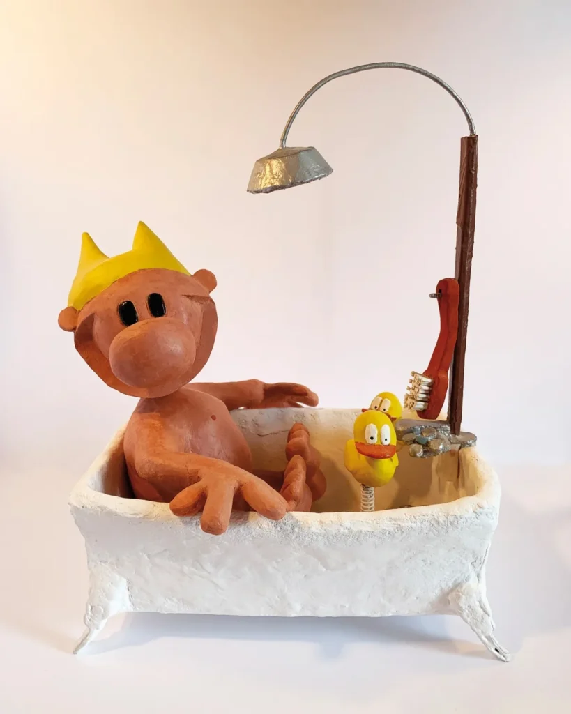 Figurine B@d B°Y « Bain » : dans une baignoire blanche, sous la douche, avec un petit canard jaune
