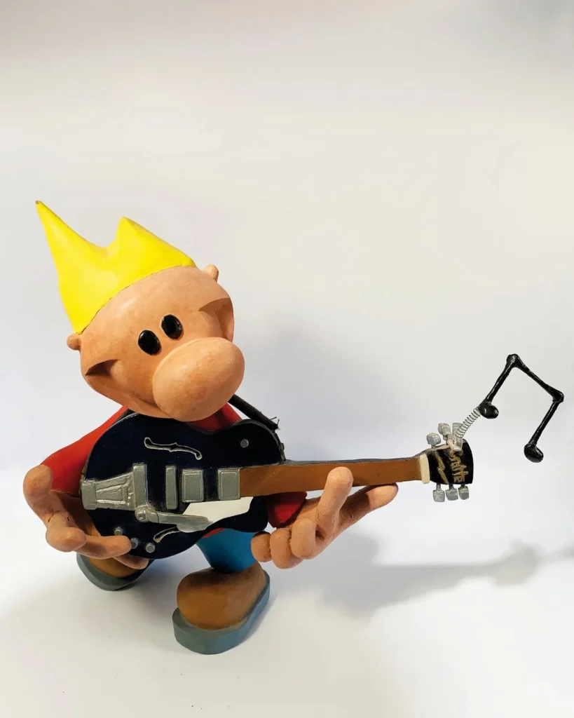Figurine B@d B°Y « Guitare » : il joue d'une guitare électrique noire