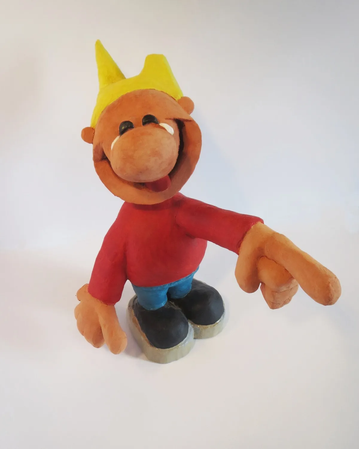 Figurine B@d B°Y « Larmes » : une larme au coin de l'œil, grand sourire, doigt pointé