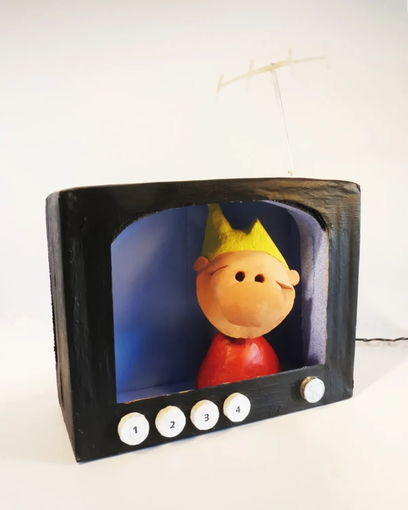 Figurine B@d B°Y « Télé » : son buste dans un téléviseur noir à antenne