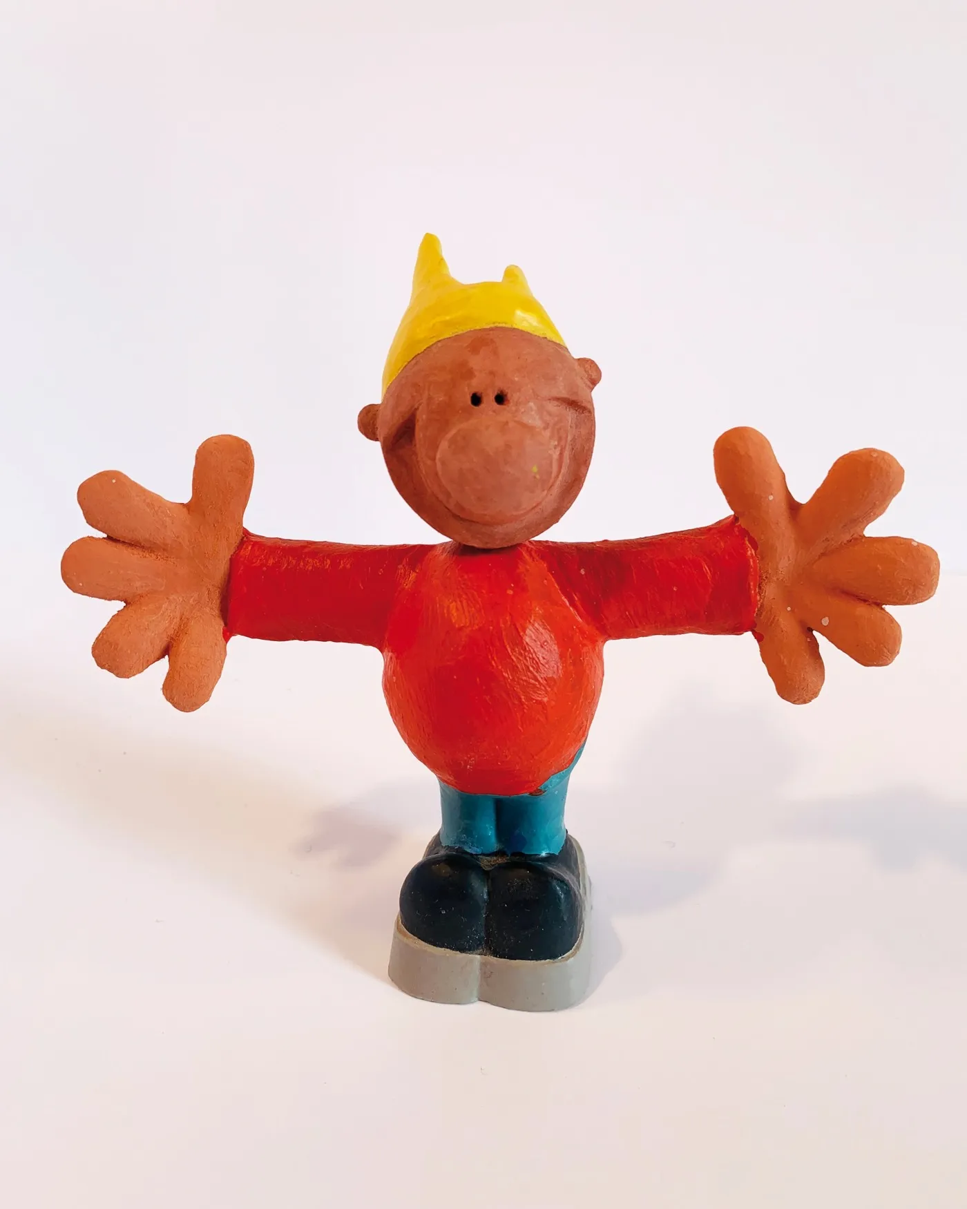Figurine B@d B°Y « Bonjour » : bras grands ouverts, pull rouge et houppette jaune